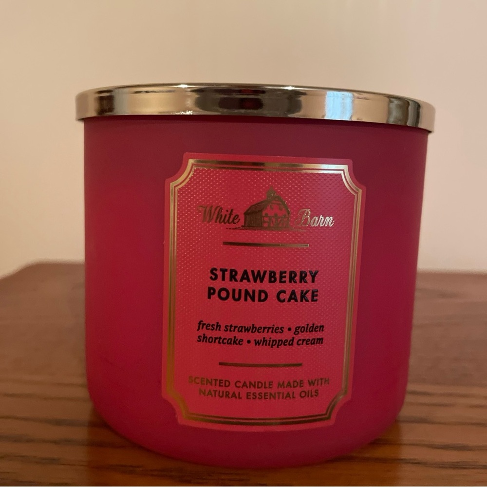 White Barn “Strawberry Pound Cake”Scented Candle - Bath & Body Worka